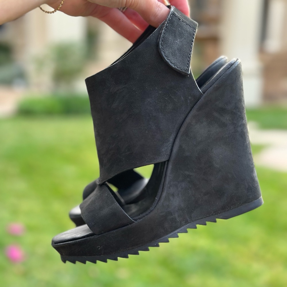 Vince camuto black wedge 🖤